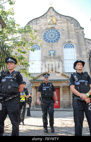 En dehors de la police Canongate Kirk à Édimbourg, en Écosse, le 29 juillet 2011 avant le mariage de Zara Philips et Mike Tindall. Banque D'Images