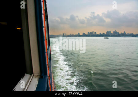 Skyline à bord de ferry pour Staten Island, New York Banque D'Images