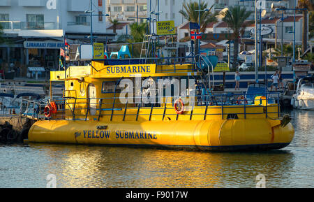 Navire de plaisance 'Yellow Submarine' au quai du port de pêche en Ayia Napa, Chypre Banque D'Images