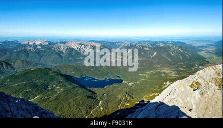 Vue sur Lac Eibsee et Alpes de Zugspitze, Grainau, Werdenfelser Land, Alpes, Haute-Bavière, Bavière, Allemagne Banque D'Images