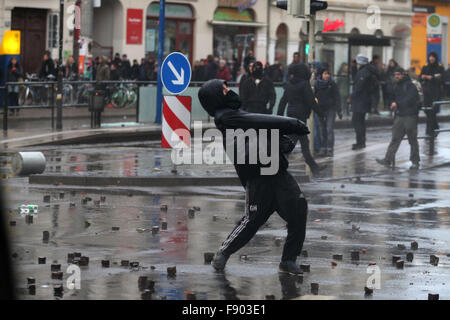 Leipzig, Allemagne. Dec 12, 2015. L'aile gauche des contre-manifestants se heurtent à la police lors d'un rassemblement du parti Die Rechte' (Droite) à Leipzig, Allemagne, 12 décembre 2015. Le Rallye des extrémistes de droite dans un quartier de la ville considérée comme de gauche, a rencontré une vive protestation. Photo : afp/Alamy Live News Banque D'Images