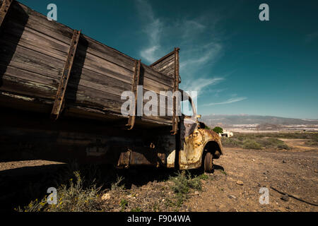 Vieux camion abandonné dans une ferme près de Palm Mar, Tenerife, Canaries, Espagne. Banque D'Images