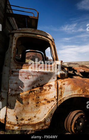 Vieux camion abandonné dans une ferme près de Palm Mar, Tenerife, Canaries, Espagne. Banque D'Images