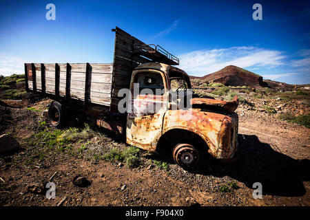 Vieux camion abandonné dans une ferme près de Palm Mar, Tenerife, Canaries, Espagne. Banque D'Images