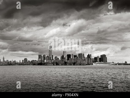 Le port de New York en noir & blanc vue de la baisse des grattes-ciel de Manhattan, New York. One World Trade Center s'élève vers les nuages bas Banque D'Images