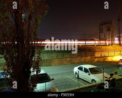 AJAXNETPHOTO. 2015. ROME, ITALIE. - TRANSPORT FERROVIAIRE - UNE SCÈNE DE NUIT DANS LA BANLIEUE DE SETTE BAGNI AVEC UN FRECCIAARGENTO HAUTE VITESSE EXPRESS Train de voyageurs de passage. PHOTO:JONATHAN EASTLAND/AJAX REF:GR4  75194 151012 Banque D'Images