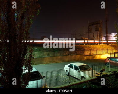 AJAXNETPHOTO. 2015. ROME, ITALIE. - TRANSPORT FERROVIAIRE - UNE SCÈNE DE NUIT DANS LA BANLIEUE DE SETTE BAGNI AVEC UN FRECCIABIANCA HAUTE VITESSE EXPRESS Train de voyageurs de passage. PHOTO:JONATHAN EASTLAND/AJAX REF:GR4  75198 151012 Banque D'Images