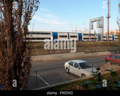 AJAXNETPHOTO. 2015. ROME, ITALIE. - TRANSPORT FERROVIAIRE - UNE SCÈNE DANS LA BANLIEUE DE SETTE BAGNI AVEC UN DOUBLE DECKER TRENITALIA RÉGIONAL PASSANT PAR DES TRAINS DE VOYAGEURS. PHOTO:JONATHAN EASTLAND/AJAX REF:GR4  75259 151012 Banque D'Images