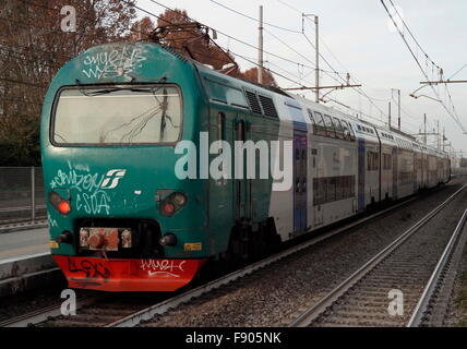 AJAXNETPHOTO. 2015. ROME, ITALIE. - TRANSPORT FERROVIAIRE - UNE SCÈNE DANS LES BANLIEUES AVEC UN DOUBLE DECKER TRENITALIA RÉGIONAL TRAIN DE PASSAGERS ARRIVANT À SETTE BAGNI STATION. PHOTO:JONATHAN EASTLAND/AJAX REF:GX  75626 151012 Banque D'Images