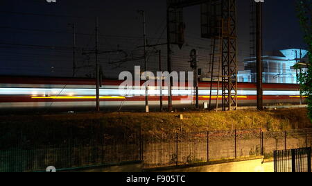 AJAXNETPHOTO. 2015. ROME, ITALIE. - TRANSPORT FERROVIAIRE - UNE SCÈNE DE NUIT DANS LA BANLIEUE DE SETTE BAGNI AVEC UN FRECCIAARGENTO HAUTE VITESSE EXPRESS Train de voyageurs de passage. PHOTO:JONATHAN EASTLAND/AJAX REF:GX  75818 151012 Banque D'Images