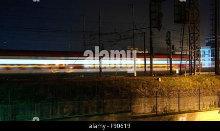 AJAXNETPHOTO. 2015. ROME, ITALIE. - TRANSPORT FERROVIAIRE - UNE SCÈNE DE NUIT DANS LA BANLIEUE DE SETTE BAGNI AVEC UN FRECCIAARGENTO HAUTE VITESSE EXPRESS Train de voyageurs de passage. PHOTO:JONATHAN EASTLAND/AJAX REF:GX  75819 151012 Banque D'Images