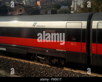 AJAXNETPHOTO. 2015. ROME, ITALIE. - TRANSPORT FERROVIAIRE - UNE GRANDE VITESSE FRECCIAROSSA EXPRESS TRAIN DE PASSAGERS EN DIRECTION DE LA GARE CENTRALE DE ROME. PHOTO:JONATHAN EASTLAND/AJAX REF:GX  75820 151012 Banque D'Images