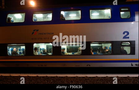 AJAXNETPHOTO. 2015. ROME, ITALIE. - Transports ferroviaires - Passagers ATTENDANT LE DÉPART DANS UN TRAIN RÉGIONAL TRENITALIA DOUBLE DECKER. PHOTO:JONATHAN EASTLAND/AJAX REF:75880 GX151012 Banque D'Images