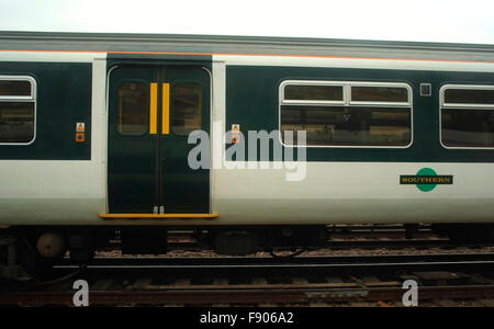 AJAXNETPHOTO - 2015.LONDRES, ANGLETERRE. - Ferroviaire - TRAINS DU SUD - MATÉRIEL ROULANT EN DIRECTION DE LA GARE Victoria de Londres. PHOTO:JONATHAN EASTLAND/AJAX REF : 151012 75538  GX Banque D'Images