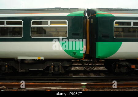 AJAXNETPHOTO - 2015.LONDRES, ANGLETERRE. - Ferroviaire - TRAINS DU SUD - MATÉRIEL ROULANT EN DIRECTION DE LA GARE Victoria de Londres. PHOTO:JONATHAN EASTLAND/AJAX REF : 151012 75539  GX Banque D'Images