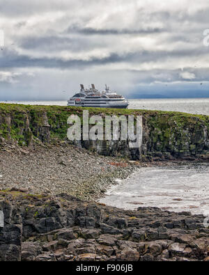 L'île de Grimsey, Islande. 31 juillet, 2015. La Compagnie du Ponant navire de croisière de luxe Le Boreal ancrée au large de l'île de Grimsey, qui chevauche le cercle arctique à 40 km (24,8 mi) au large de l'île principale de l'Islande. C'est le site touristique d'oiseaux destination avec l'une des plus grandes colonies de macareux d'Islande. © Arnold Drapkin/ZUMA/Alamy Fil Live News Banque D'Images