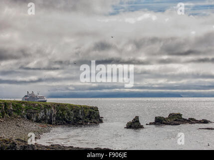 L'île de Grimsey, Islande. 31 juillet, 2015. La Compagnie du Ponant navire de croisière de luxe Le Boreal ancrée au large de l'île de Grimsey, qui chevauche le cercle arctique à 40 km (24,8 mi) au large de l'île principale de l'Islande. C'est le site touristique d'oiseaux destination avec l'une des plus grandes colonies de macareux d'Islande. © Arnold Drapkin/ZUMA/Alamy Fil Live News Banque D'Images