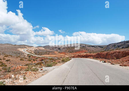 La route de la zone protégée de Dixam Plateau, Red Rocks, golfe d'Aden, la mer d'Oman, l'île de Socotra, au Yémen, au Moyen-Orient Banque D'Images