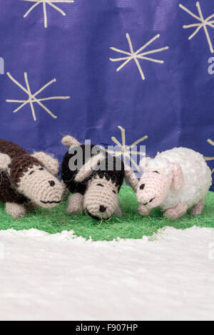 Une verticale vue frontale de certains moutons dans un jeu de neige Banque D'Images