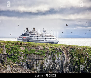 L'île de Grimsey, Islande. 31 juillet, 2015. La Compagnie du Ponant navire de croisière de luxe Le Boreal ancrée au large de l'île de Grimsey, qui chevauche le cercle arctique à 40 km (24,8 mi) au large de l'île principale de l'Islande. C'est le site touristique d'oiseaux destination avec l'une des plus grandes colonies de macareux d'Islande. © Arnold Drapkin/ZUMA/Alamy Fil Live News Banque D'Images