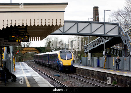 First Great Western train En arrivant à Moreton-in-Marsh, Gloucestershire, Royaume-Uni Banque D'Images