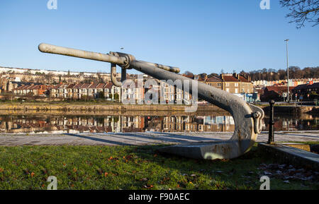 Grande ancre flottante par le port, le bassin de Cumberland à Bristol, Angleterre, Royaume-Uni Banque D'Images