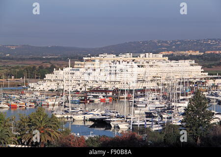 Bateaux de luxe à Vilamoura Marina, Vilamoura, Quarteira, Algarve, Portugal, Europe Banque D'Images