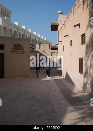 Les touristes à Dubai heritage area ; Bastakia, Bur Dubai. Banque D'Images