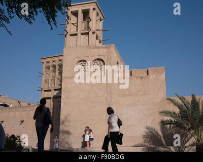 Les touristes à Dubai heritage area ; Bastakia, Bur Dubai. Banque D'Images