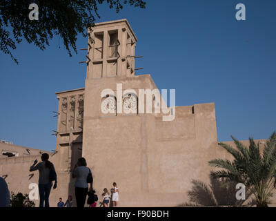 Les touristes à Dubai heritage area ; Bastakia, Bur Dubai. Banque D'Images