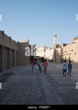 Les touristes à Dubai heritage area ; Bastakia, Bur Dubai. Banque D'Images