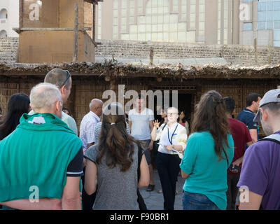 Les touristes visitant le musée de Dubaï en patrimoine domaine de Bastakia, Bur Dubai. Banque D'Images