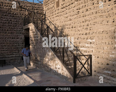 Les touristes visitant le musée de Dubaï en patrimoine domaine de Bastakia, Bur Dubai. Banque D'Images