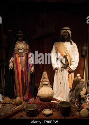 Les touristes visitant le musée de Dubaï en patrimoine domaine de Bastakia, Bur Dubai. Banque D'Images