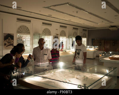 Les touristes visitant le musée de Dubaï en patrimoine domaine de Bastakia, Bur Dubai. Banque D'Images