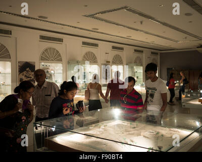 Les touristes visitant le musée de Dubaï en patrimoine domaine de Bastakia, Bur Dubai. Banque D'Images