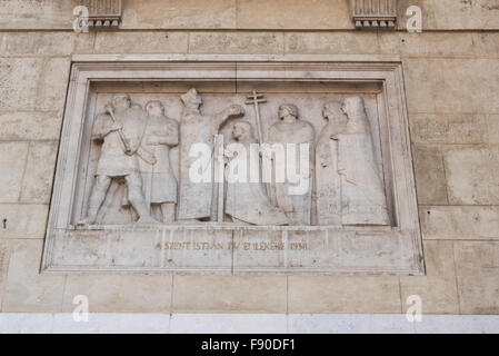 Un événement religieux comme bas-relief sur le mur extérieur de la basilique Saint-Etienne, Budapest, Hongrie. Banque D'Images