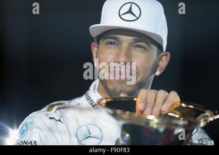 Stuttgart, Allemagne. Dec 12, 2015. Champion du Monde de Formule 1 Lewis Hamilton détient la Formule Un trophée lors de l'étoile & sport événement organisé par Mercedes-Benz à la Mercedes-Benz arena de Stuttgart, Allemagne, 12 décembre 2015. Photo : Deniz Calagan/dpa/Alamy Live News Banque D'Images