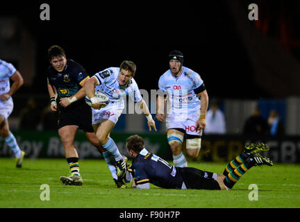 Paris, France. Dec 12, 2015. Rugby Champions Cup. Racing Metro 92 contre les Northampton Saints. Johannes Goosen ( Racing Metro 92 ) brise le crédit s'attaquer : Action Plus Sport/Alamy Live News Banque D'Images
