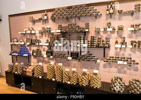 Une grande variété de foie d'oie en vente dans une boutique spécialisée, Budapest, Hongrie. Banque D'Images