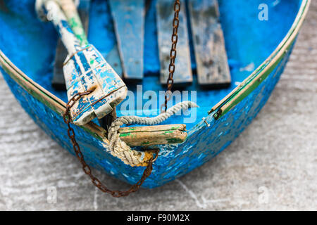 Vieux bateau de pêche en bois bleu défraîchie détail. Tourné avec un focus sélectif Banque D'Images