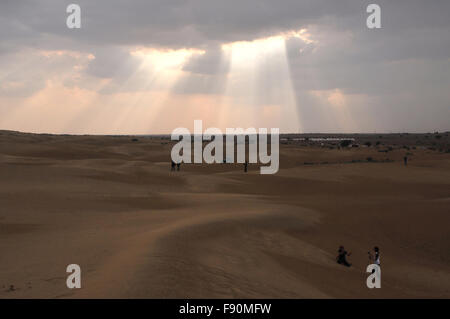 Belles lumières célestes venir pour former le ciel ce soir, au cours du Festival du désert à Jaisalmer Jaisalmer Rajasthan, Inde Banque D'Images