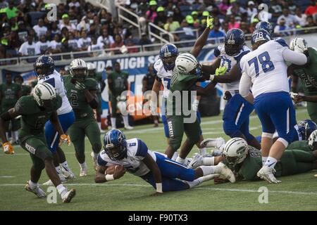 En Floride, aux États-Unis. Dec 12, 2015. Zack Wittman | fois.Armwood's Brian Snead atteint pour le succès d'une première au cours de l'école secondaire Armwood match contre Miami Amérique Centrale Senior High School à la classe 6A 2015 FHSAA finales de football le samedi après-midi, le 12 décembre 2015 au Citrus Bowl d'Orlando. © Tampa Bay Times/ZUMA/Alamy Fil Live News Banque D'Images