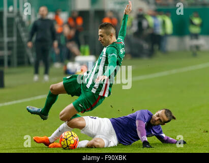 Budapest, Hongrie. 12 Décembre, 2015. Stanislav Sestak de Ferencvaros (l) est glissé par David Mohl de Ujpest lors de Ferencvaros - Ujpest OTP Bank League match de football à Groupama Arena. Credit : Laszlo Szirtesi/Alamy Live News Banque D'Images