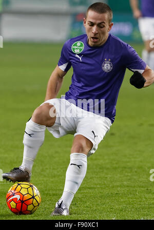 Budapest, Hongrie. 12 Décembre, 2015. Kylian risque de Ujpest est avec le ballon au cours de Ferencvaros - Ujpest OTP Bank League match de football à Groupama Arena. Credit : Laszlo Szirtesi/Alamy Live News Banque D'Images