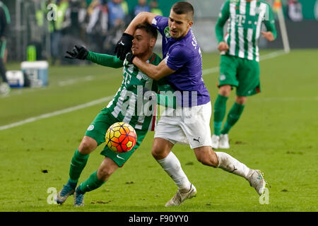 Budapest, Hongrie. 12 Décembre, 2015. Andras Rado de Ferencvaros (l) est souillée par Bojan Sankovic de Ujpest lors de Ferencvaros - Ujpest OTP Bank League match de football à Groupama Arena. Credit : Laszlo Szirtesi/Alamy Live News Banque D'Images