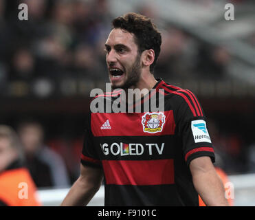 Leverkusen, Allemagne. Dec 12, 2015. Football, 1. Bundesliga ème Journée 16, Bayer 04 Leverkusen vs Borussia Moenchengladbach, Leverkusen, 12.12.2015 : Hakan Calhanoglu (Leverkusen) les gestes. Credit : Juergen Schwarz/Alamy Live News Banque D'Images