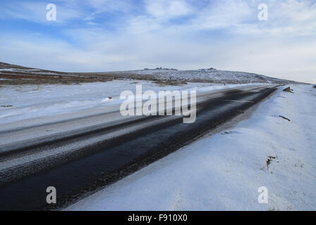 La colline de porc en hiver, la route de Tavistock à Princetown, regard vers Grand Tor discontinues, Dartmoor National Park, Devon. Banque D'Images