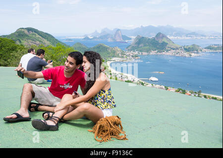 RIO DE JANEIRO, Brésil - 24 octobre 2015 : jeune couple brésilien prend un à un selfies un panorama à Niteroi. Banque D'Images