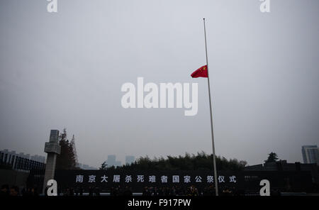 Nanjing, Jiangsu Province de la Chine. 13 Décembre, 2015. Le drapeau national chinois vole à mi-mât en avant de la cérémonie d'état pour le deuxième jour commémoratif national de Nanjing Massacre Memorial Hall au victimes du massacre de Nanjing, victimes de la Chine de l'est de la province de Jiangsu, le 13 décembre 2015. © Li Xiang/Xinhua/Alamy Live News Banque D'Images